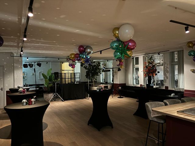 Stijlvolle Raadszaal met opstelling voor een feestje