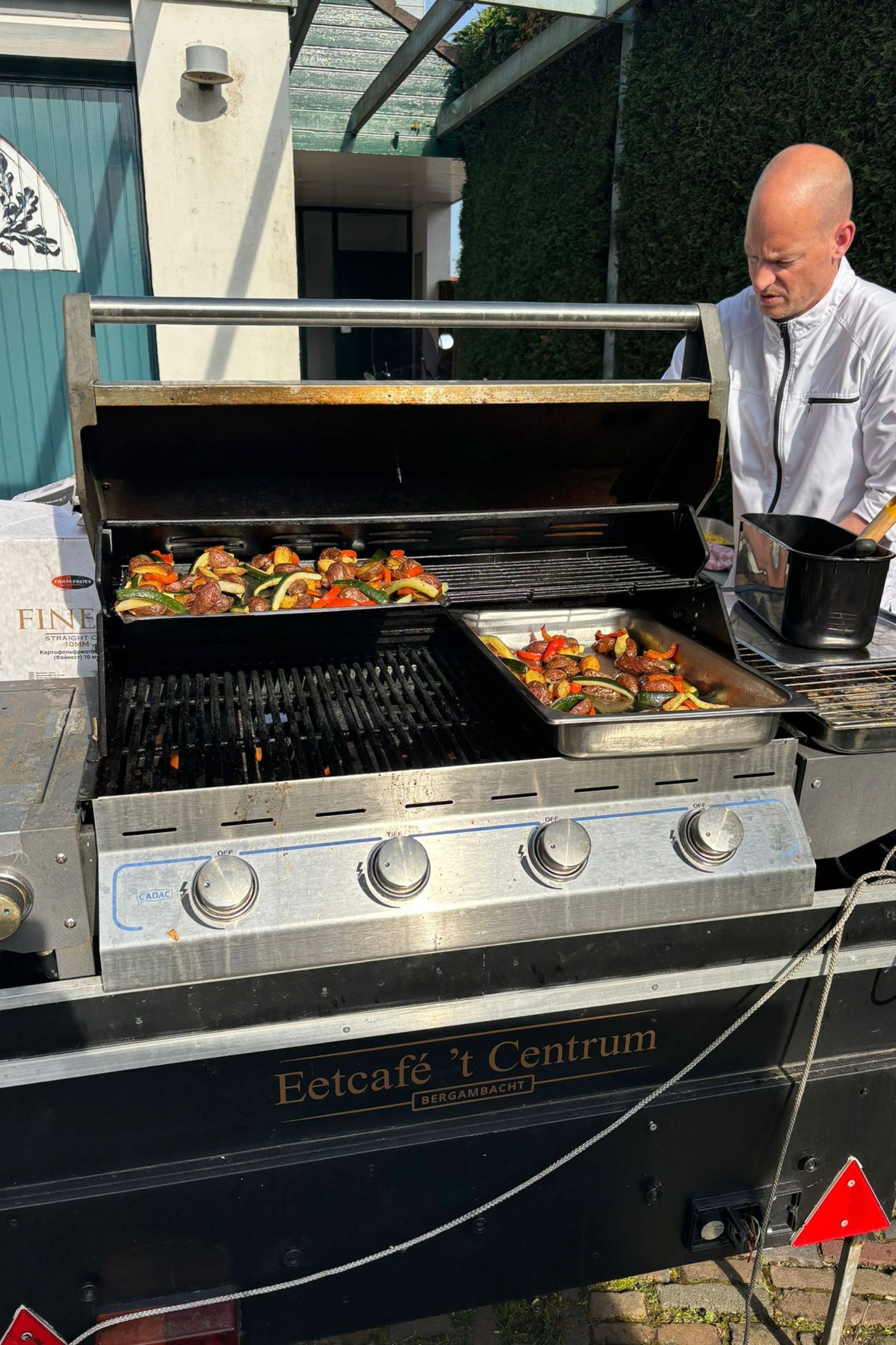 Gezellige barbecue verzorgd door Amicitia Lekkerkerk voor een bruiloft