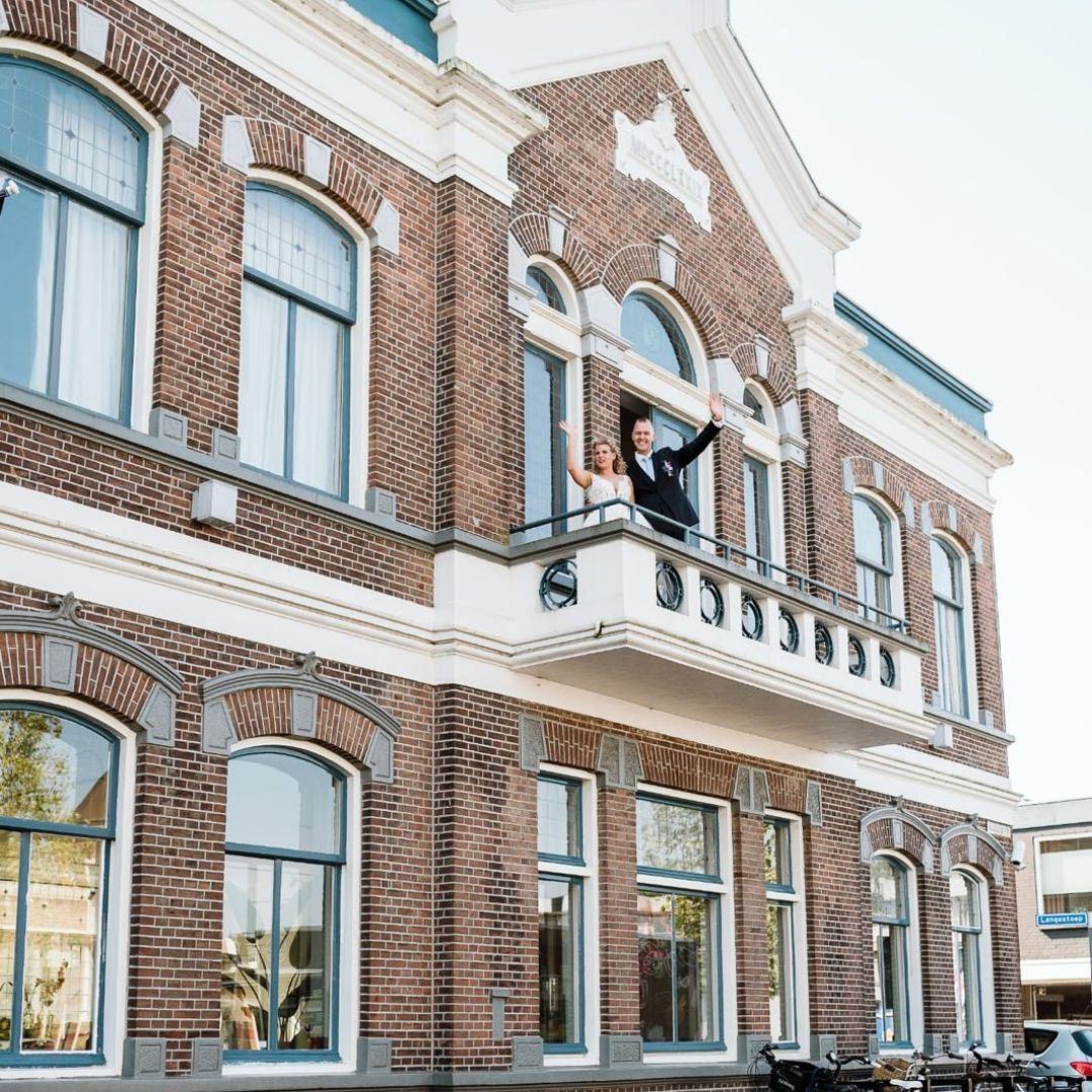 Bruidspaar viert hun huwelijk bij Amicitia Lekkerkerk