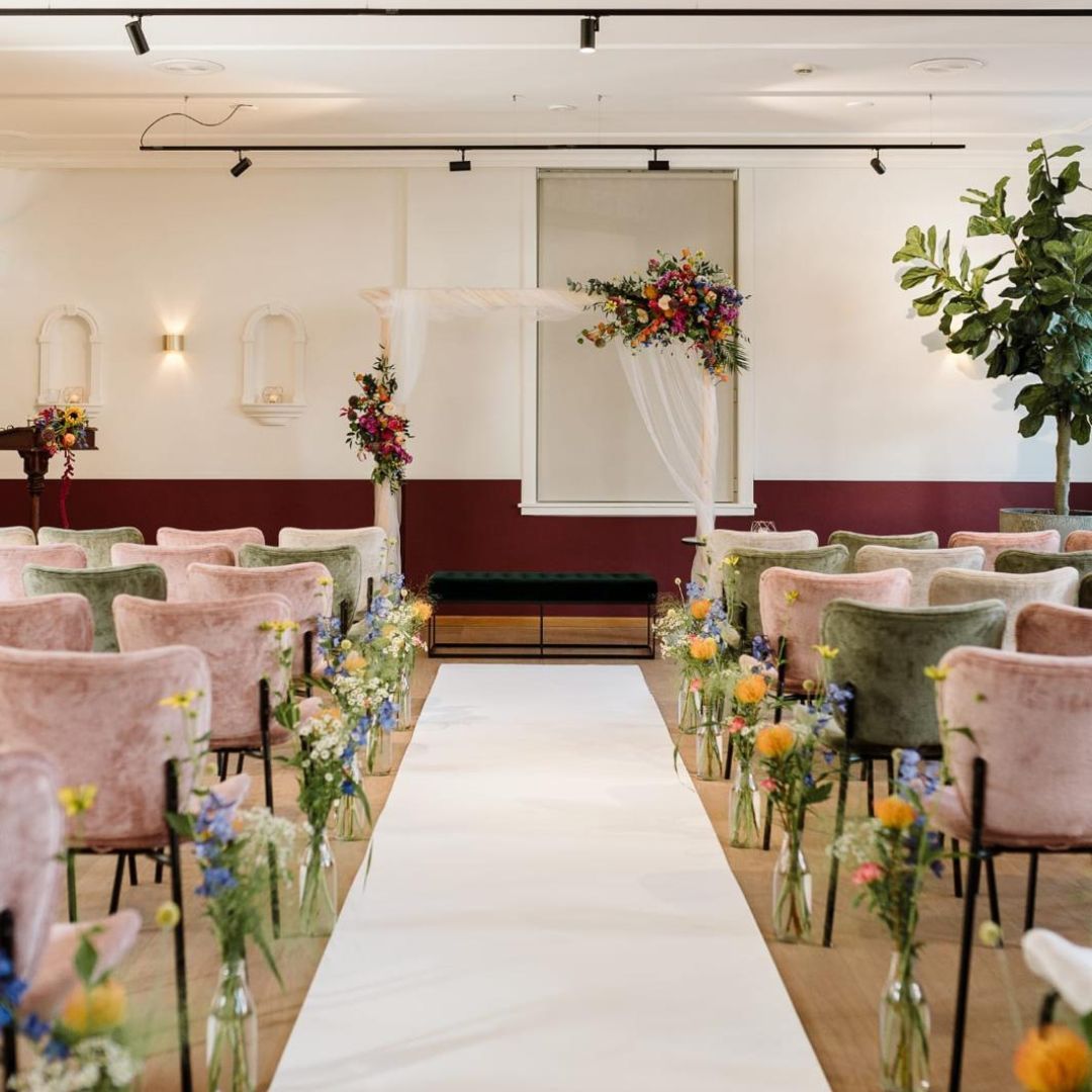 Elegante decoratie afgestemd op de stijl van de bruiloft bij Amicitia Lekkerkerk