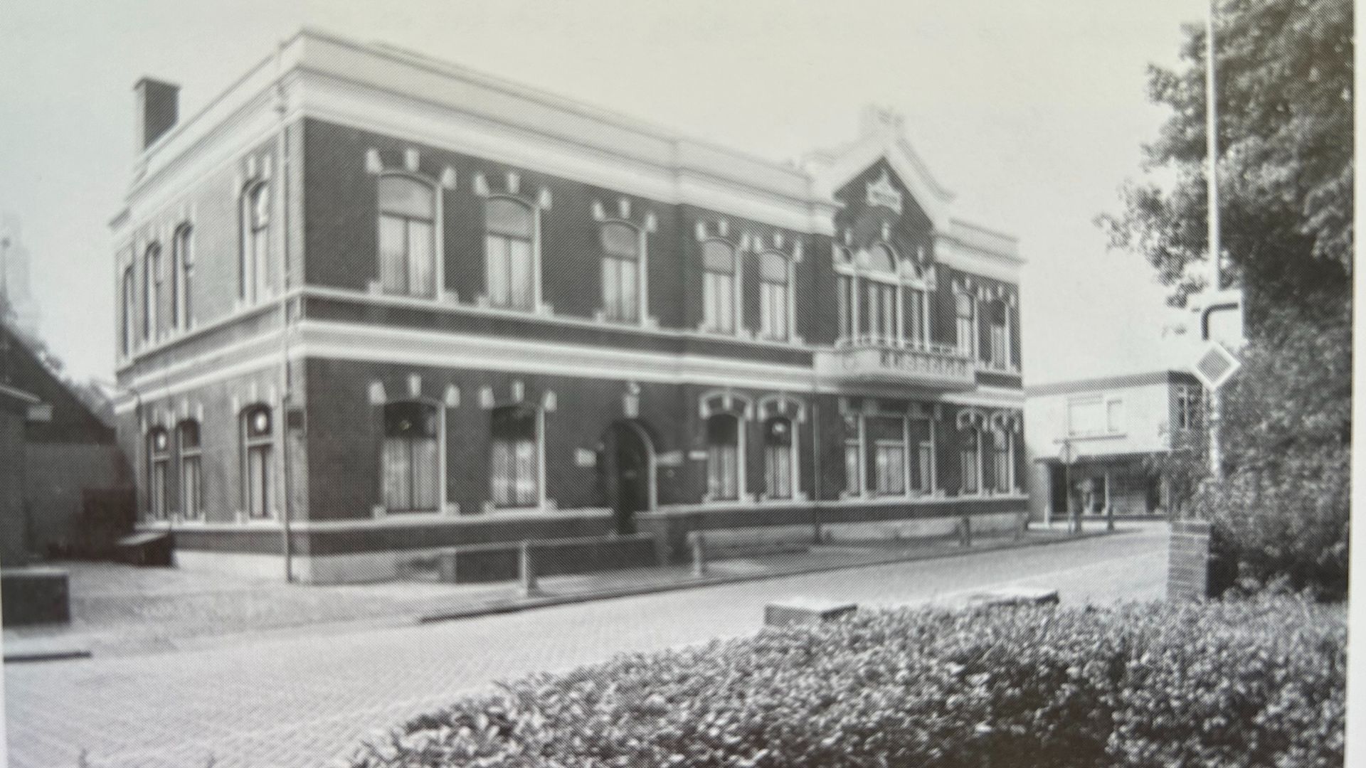 Het voormalige gemeentehuis van Lekkerkerk, met zijn rijke geschiedenis, ligt midden in de dorpskern van Lekkerkerk
