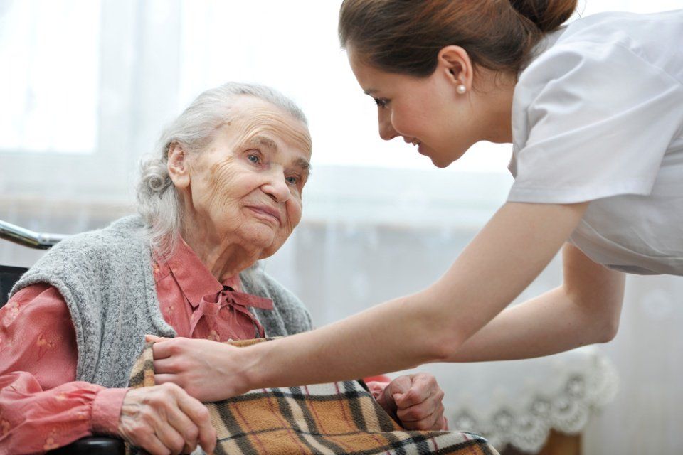 anziana assistita da una operatrice del centro