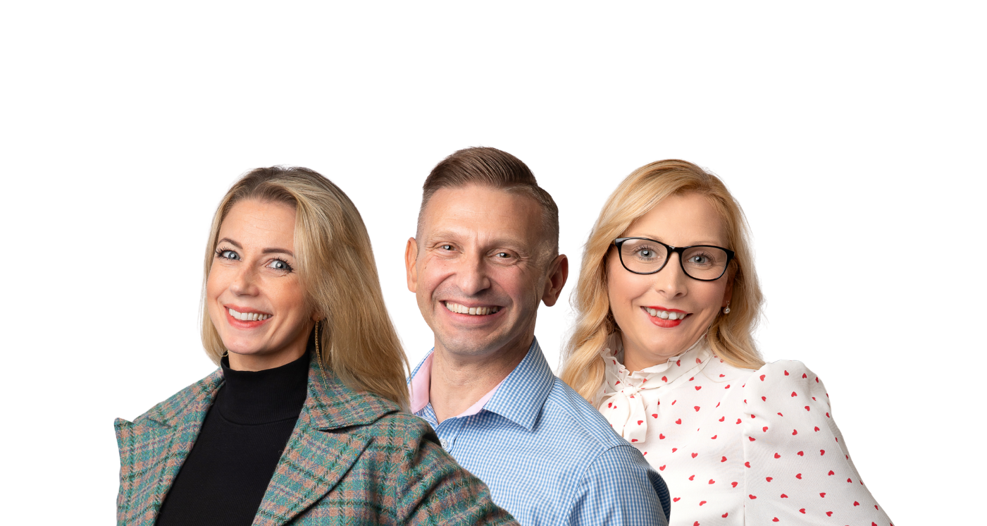 Four people(Julie Warner, Haydon Warner, Karen Meakins and Pablo Lirio Benitez) smiling in a row; two women, two men; various light clothing, white background.