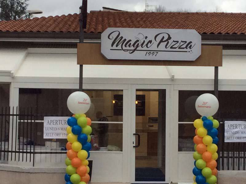 Pizzeria addobbata a festa