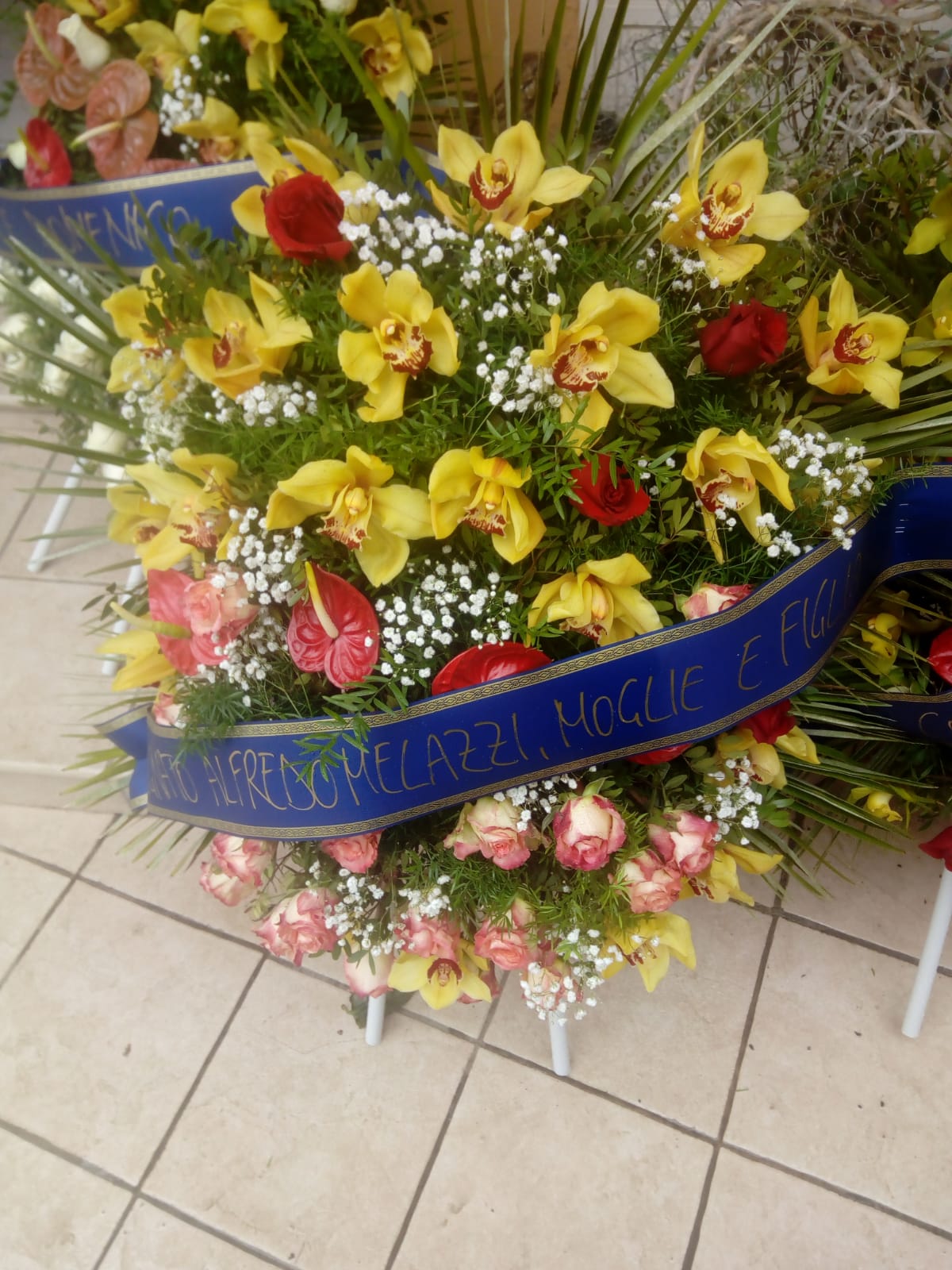 Cuscino funebre con fiori gialli