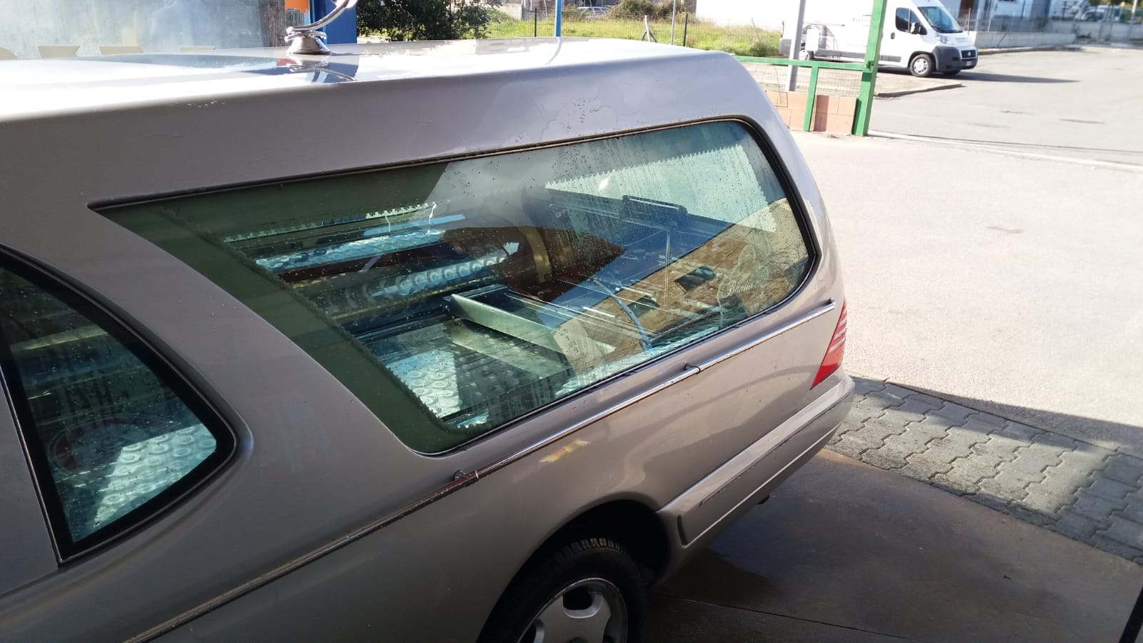 Auto funebre elegante