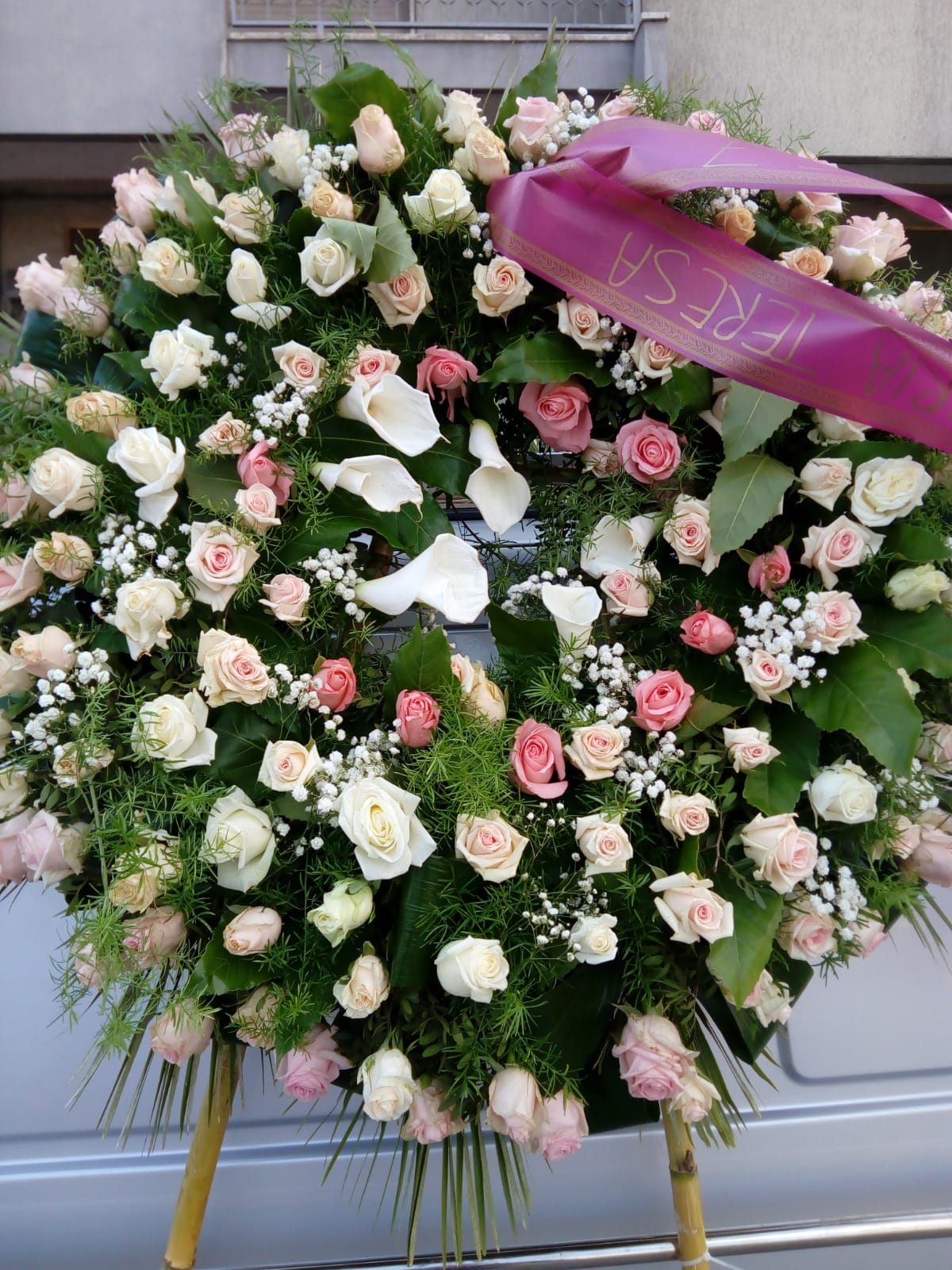 Cuscino con fiori chiari