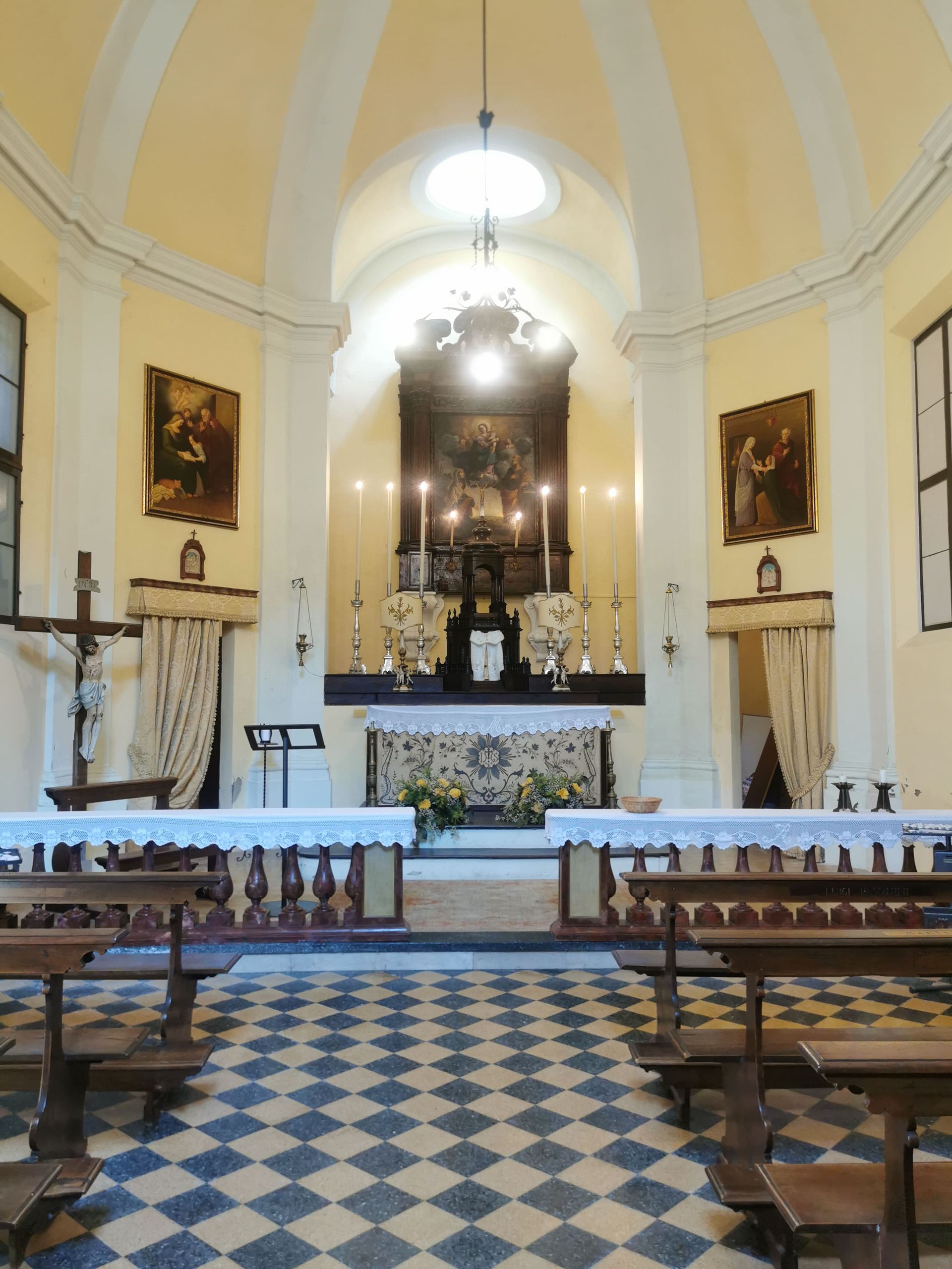 L'interno di una chiesa con pavimento a scacchi