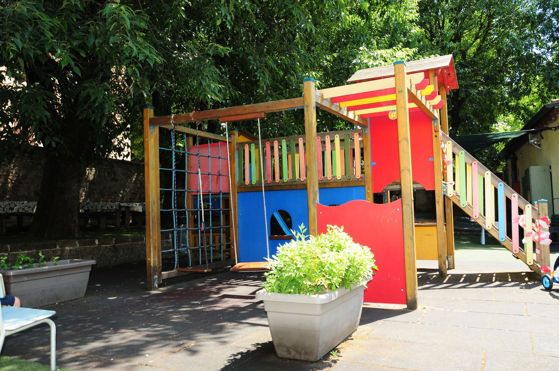 Un parco giochi colorato con scale e altalena