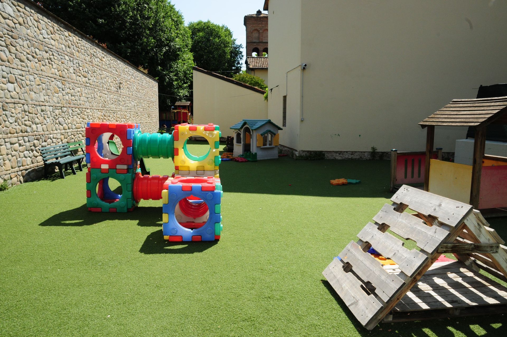 Un parco giochi con un pallet di legno al centro