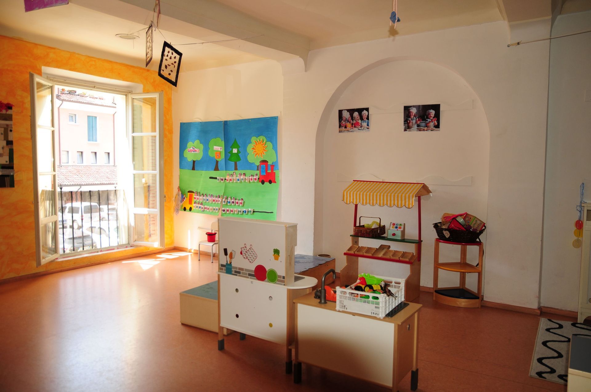 Una stanza con un sacco di giocattoli e una finestra