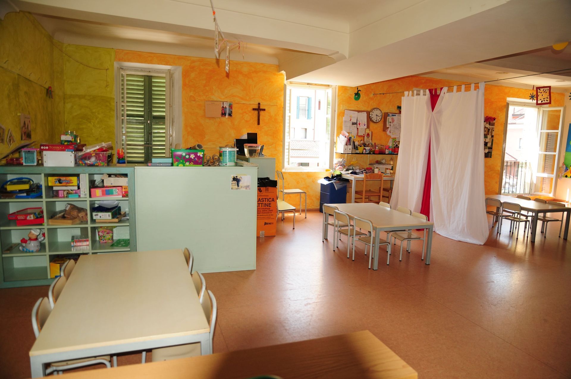 Una grande stanza con tavoli e sedie