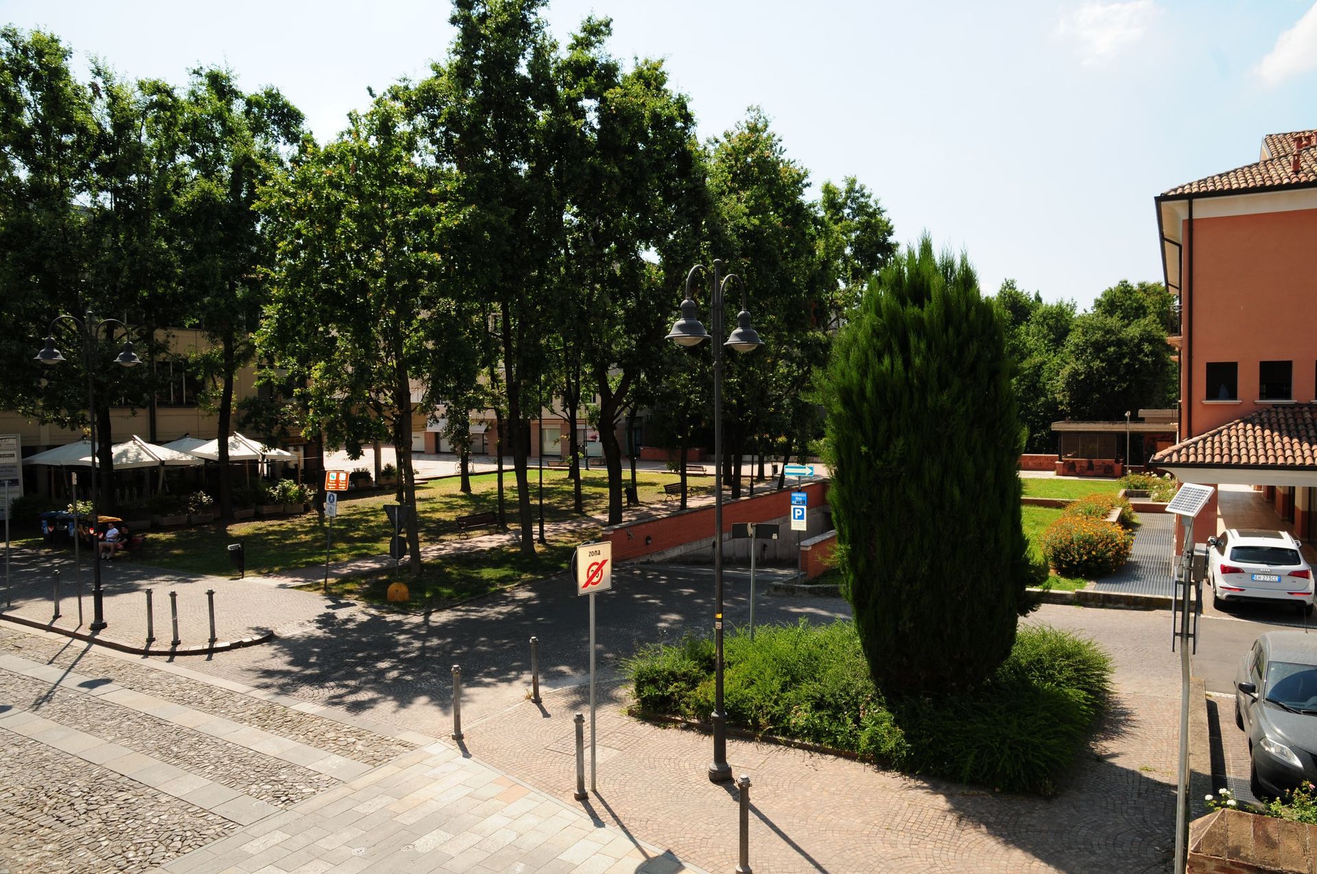 Un parcheggio con un cartello che dice divieto di sosta