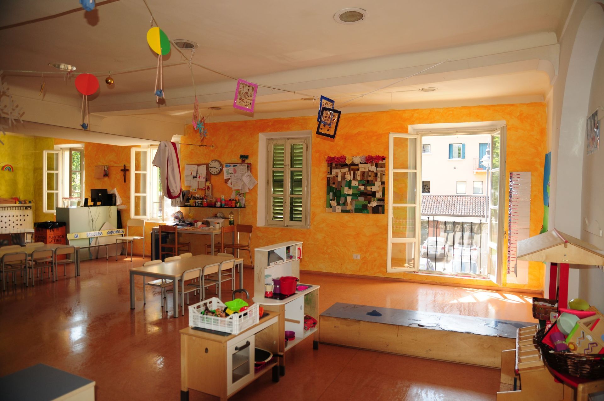 Una grande stanza con tavoli e sedie