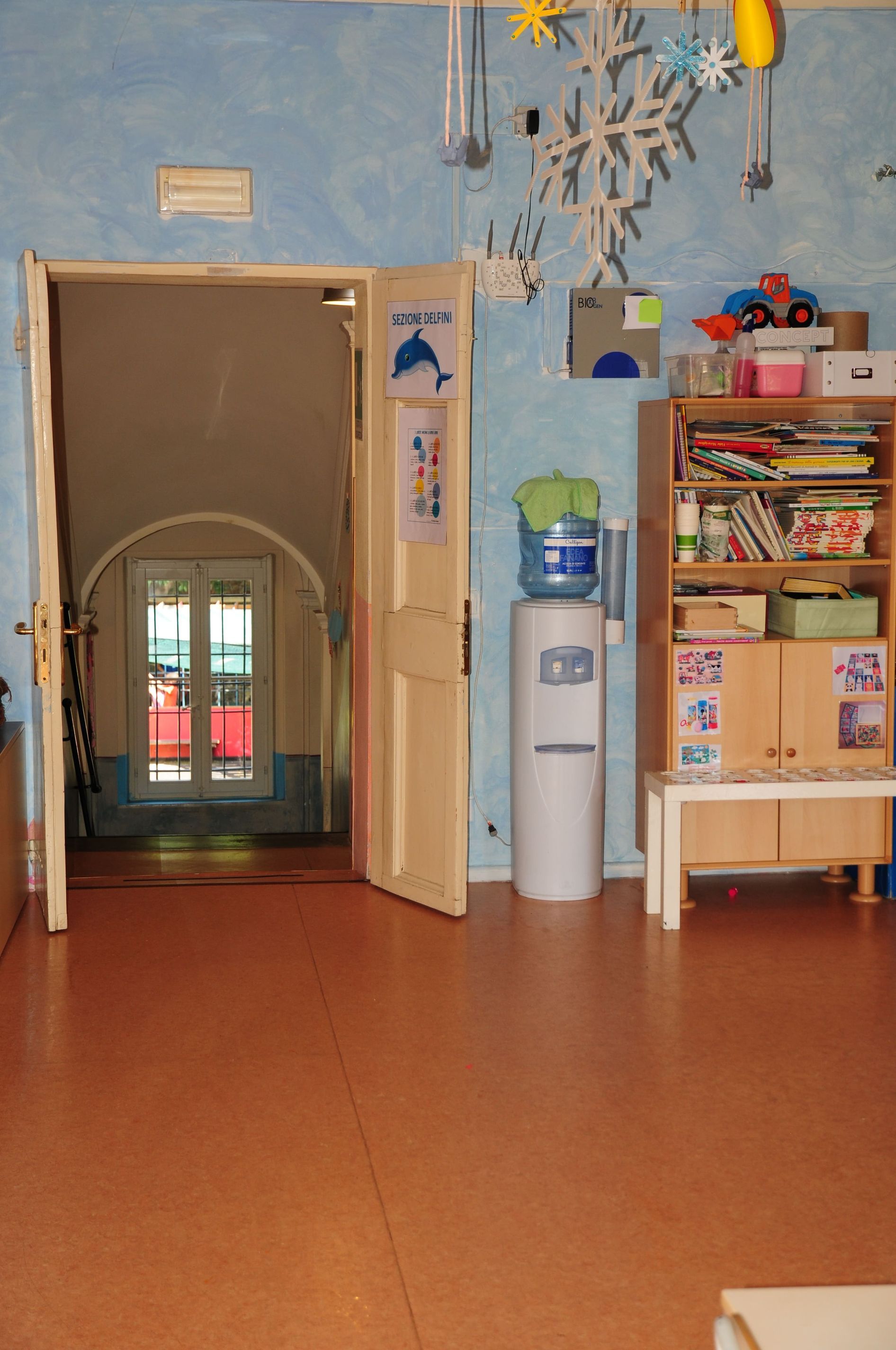 Una stanza con un refrigeratore d'acqua al centro