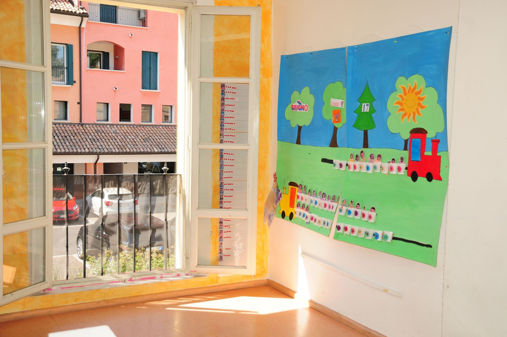 Una stanza con un dipinto di un treno sul muro