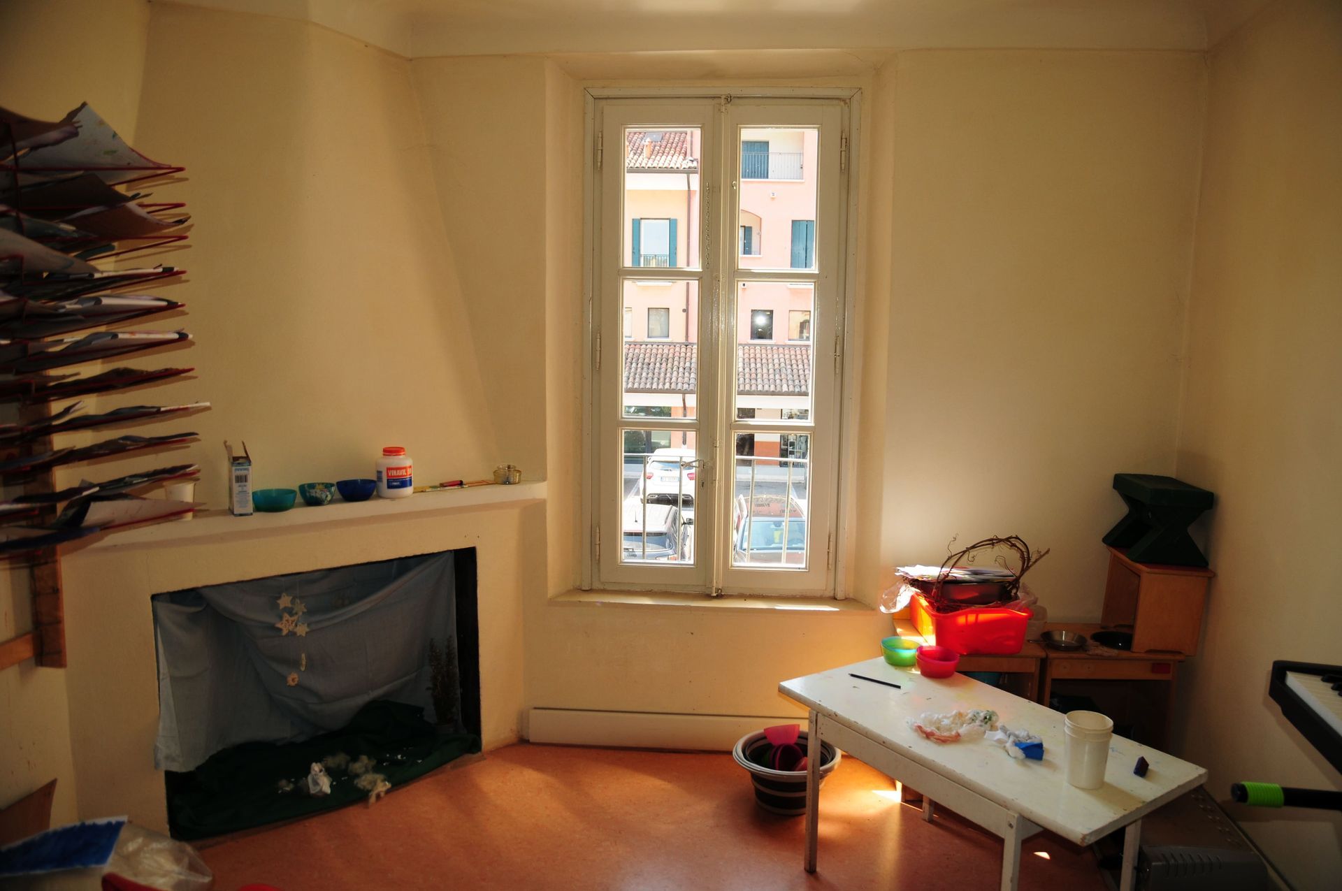 Una stanza vuota con un camino e un tavolo