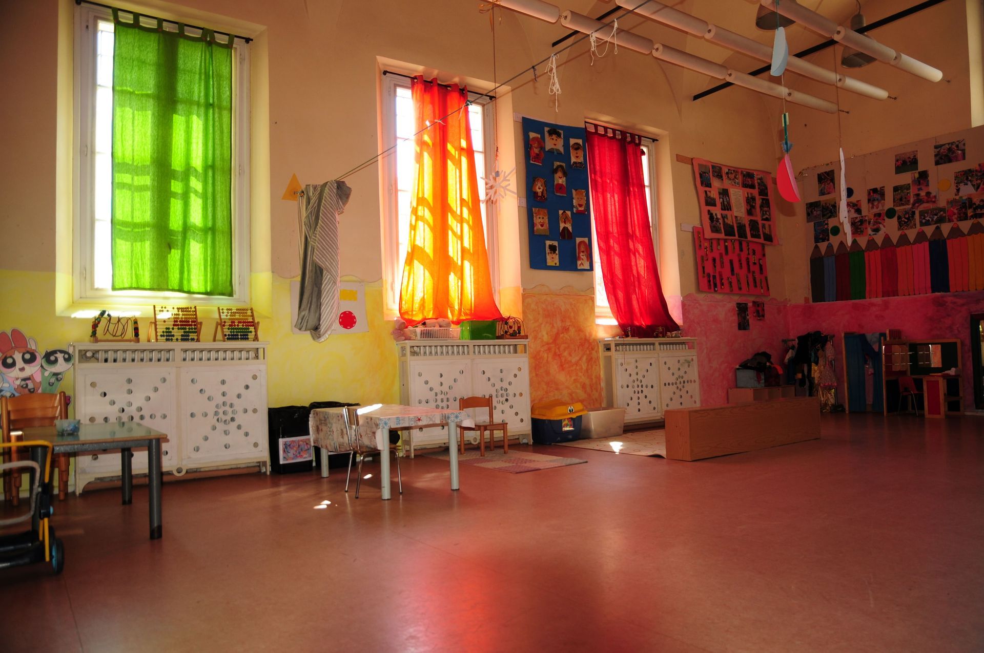 Un'aula con una bacheca con scritto abc