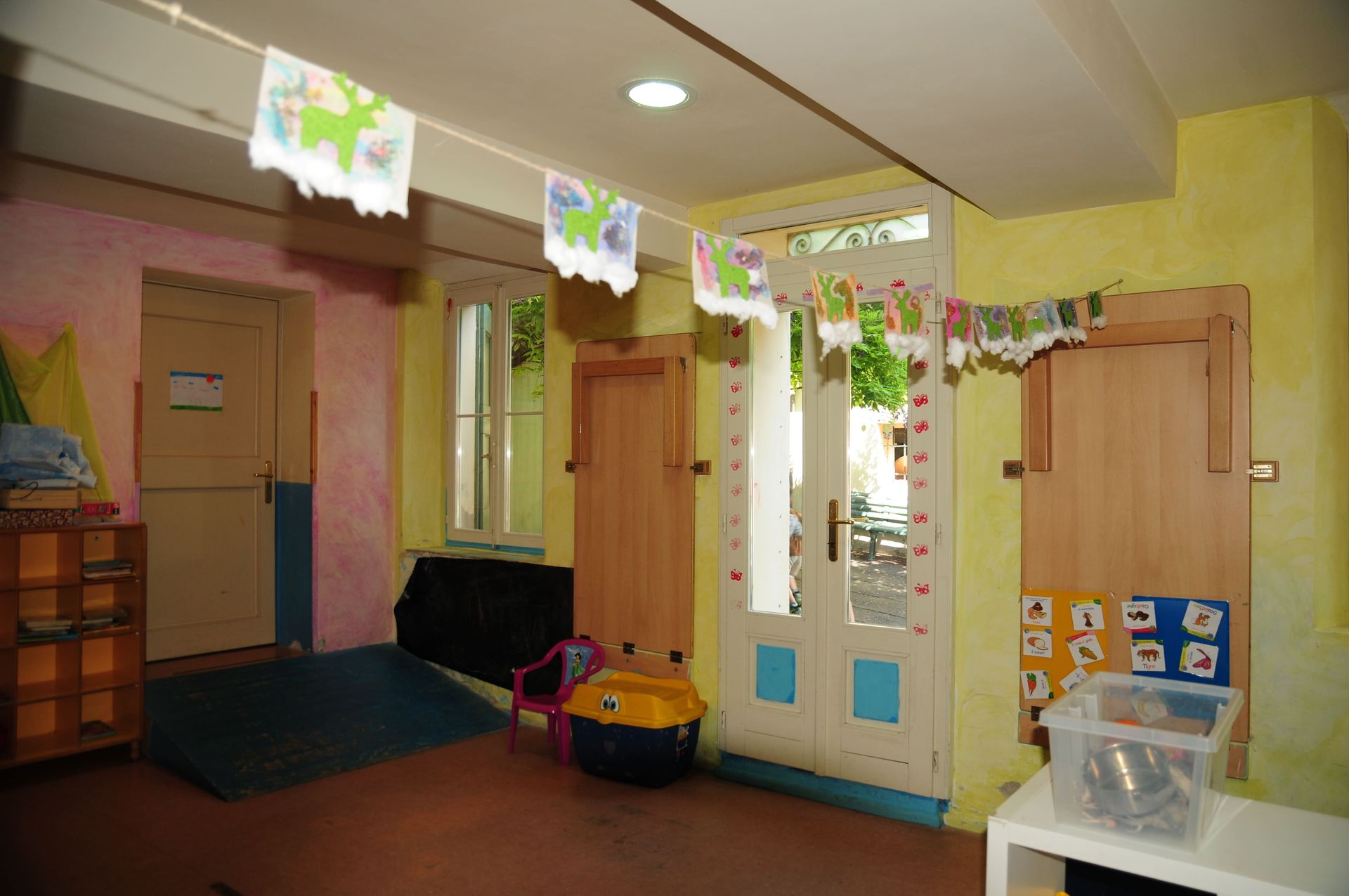 Una stanza con tante porte e un tavolo