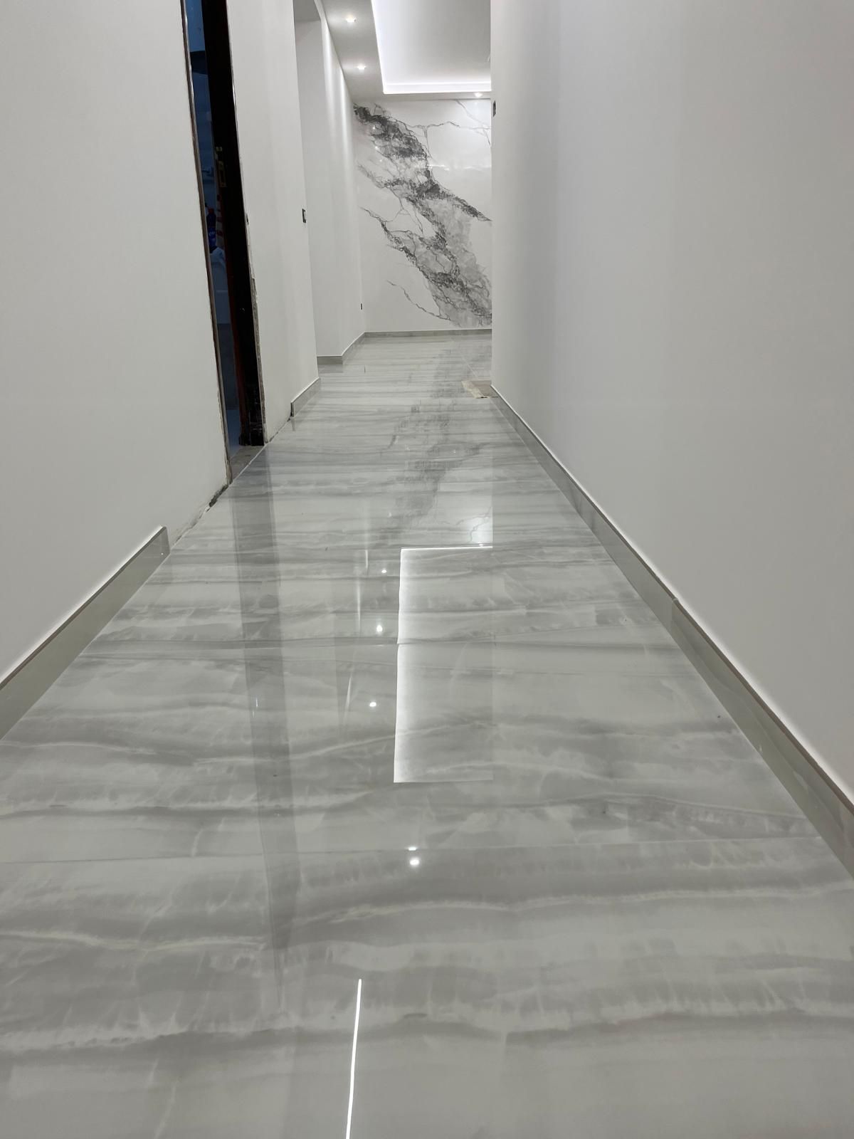 Dipingere a mano una stanza di arancione, rivelando la nuova vernice sulle pareti e sul soffitto.