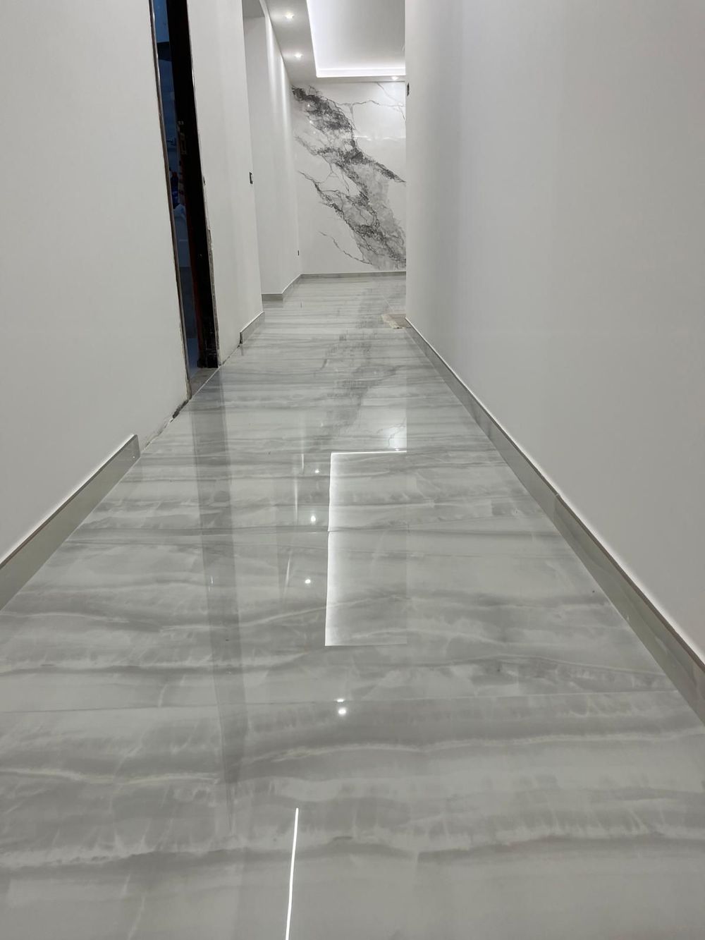 Dipingere a mano una stanza di arancione, rivelando la nuova vernice sulle pareti e sul soffitto.