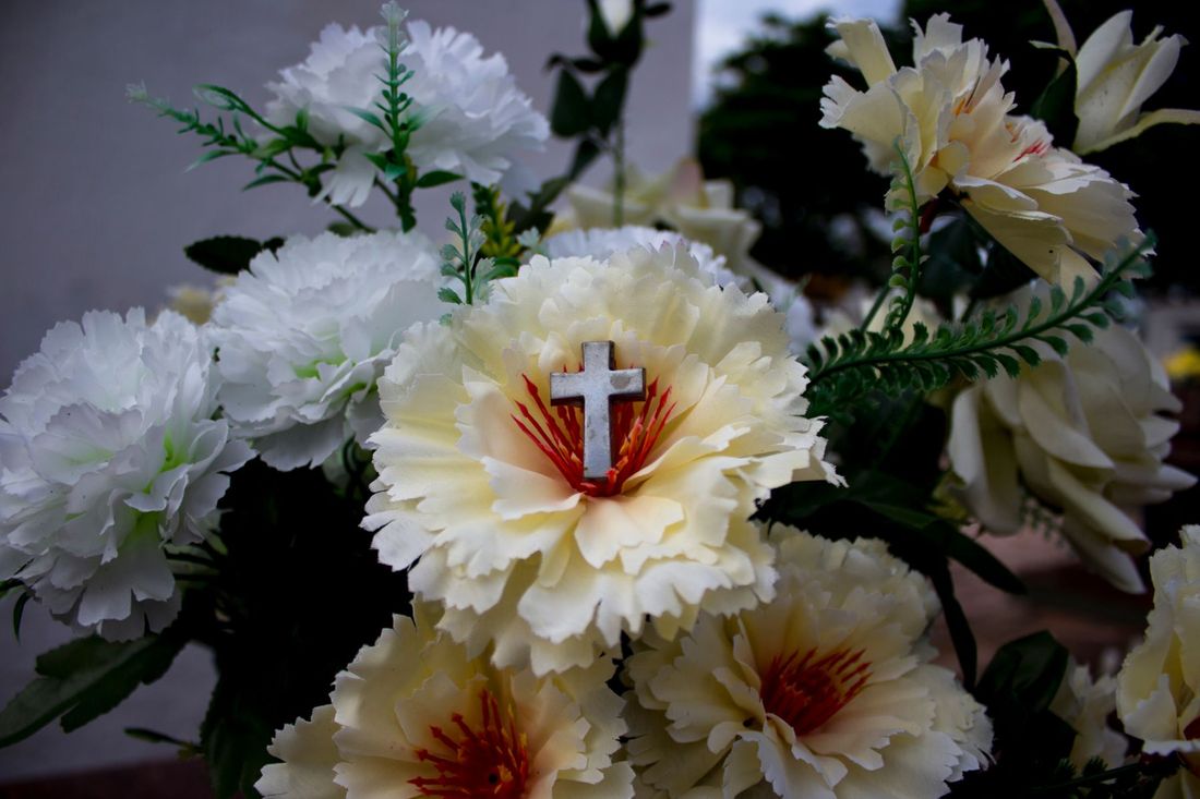composizione di fiori per funerale