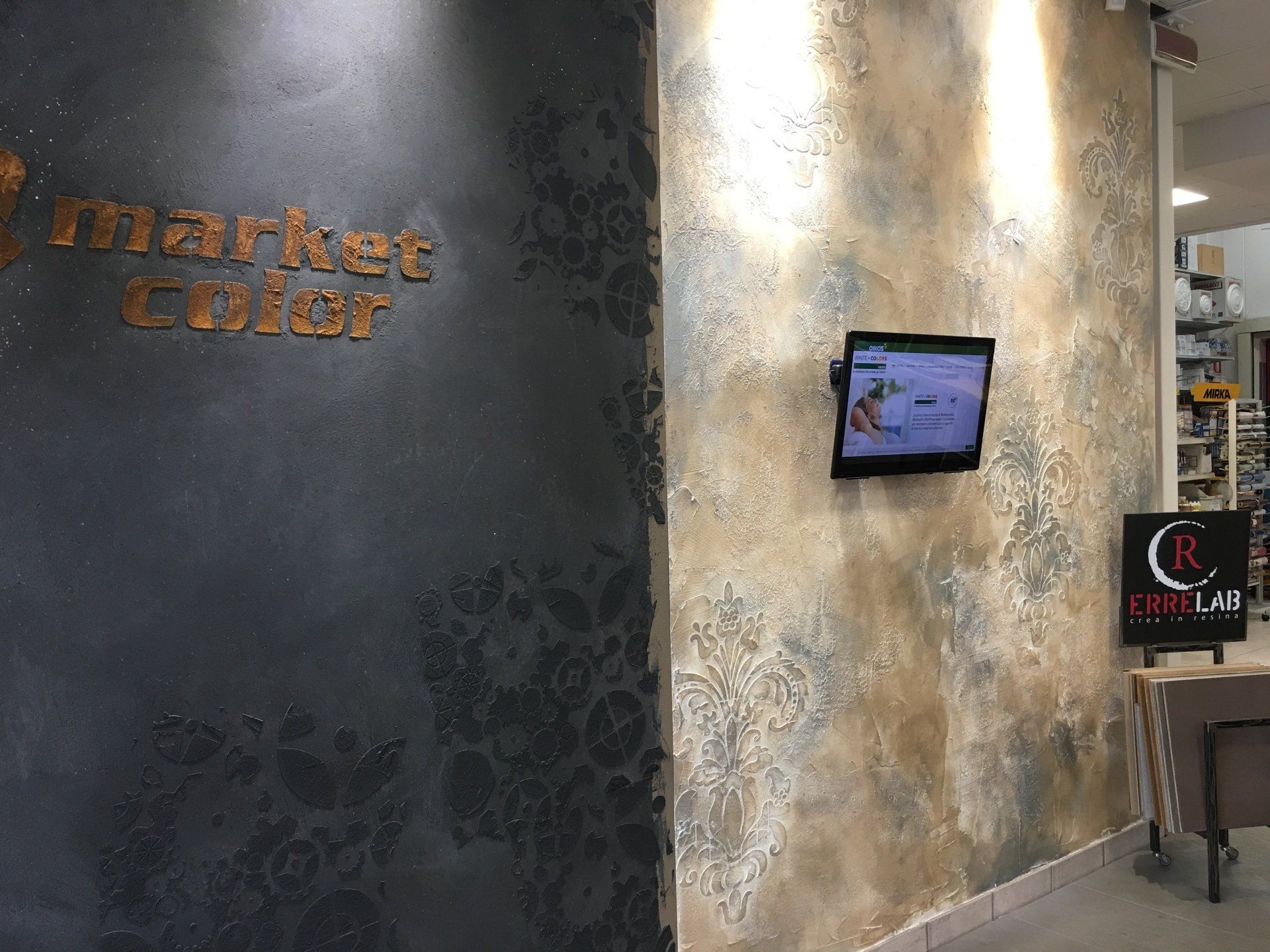 Pittura decorativa a calce con scala