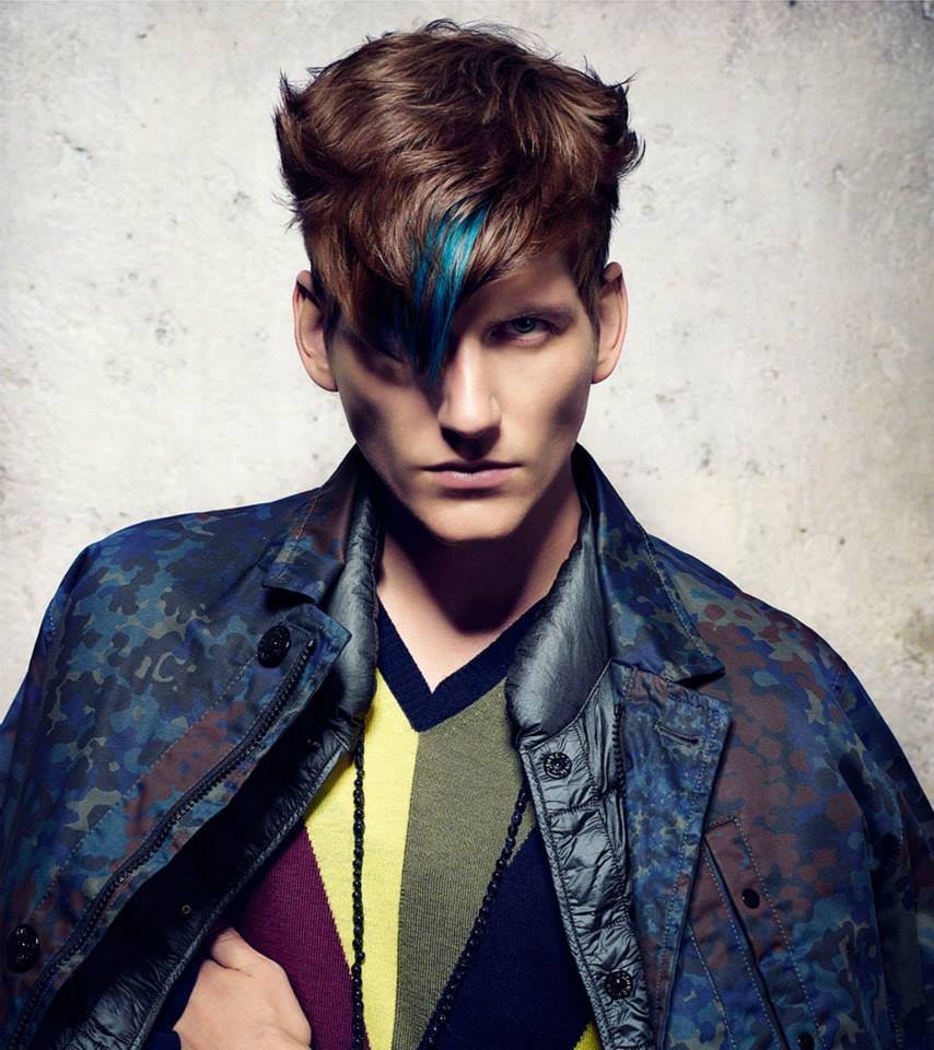 taglio da uomo con ciuffo colorato