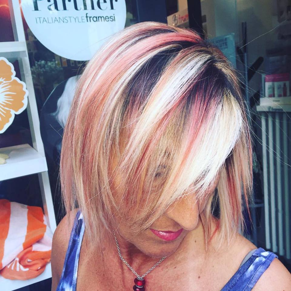 Capelli biondi con balayage rosa
