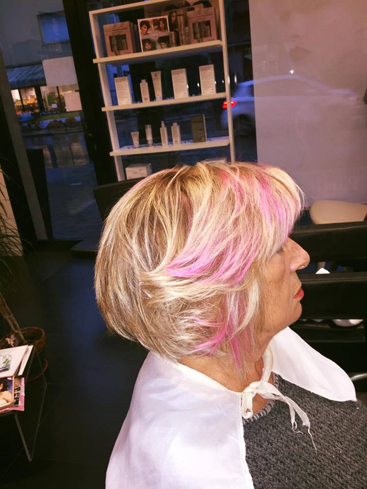 Colpi di colore rosa su caschetto biondo