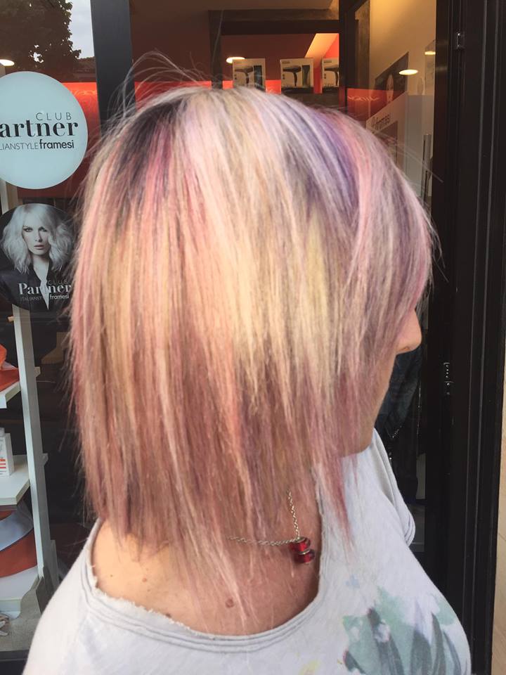 Caschetto biondo con balayage rosa