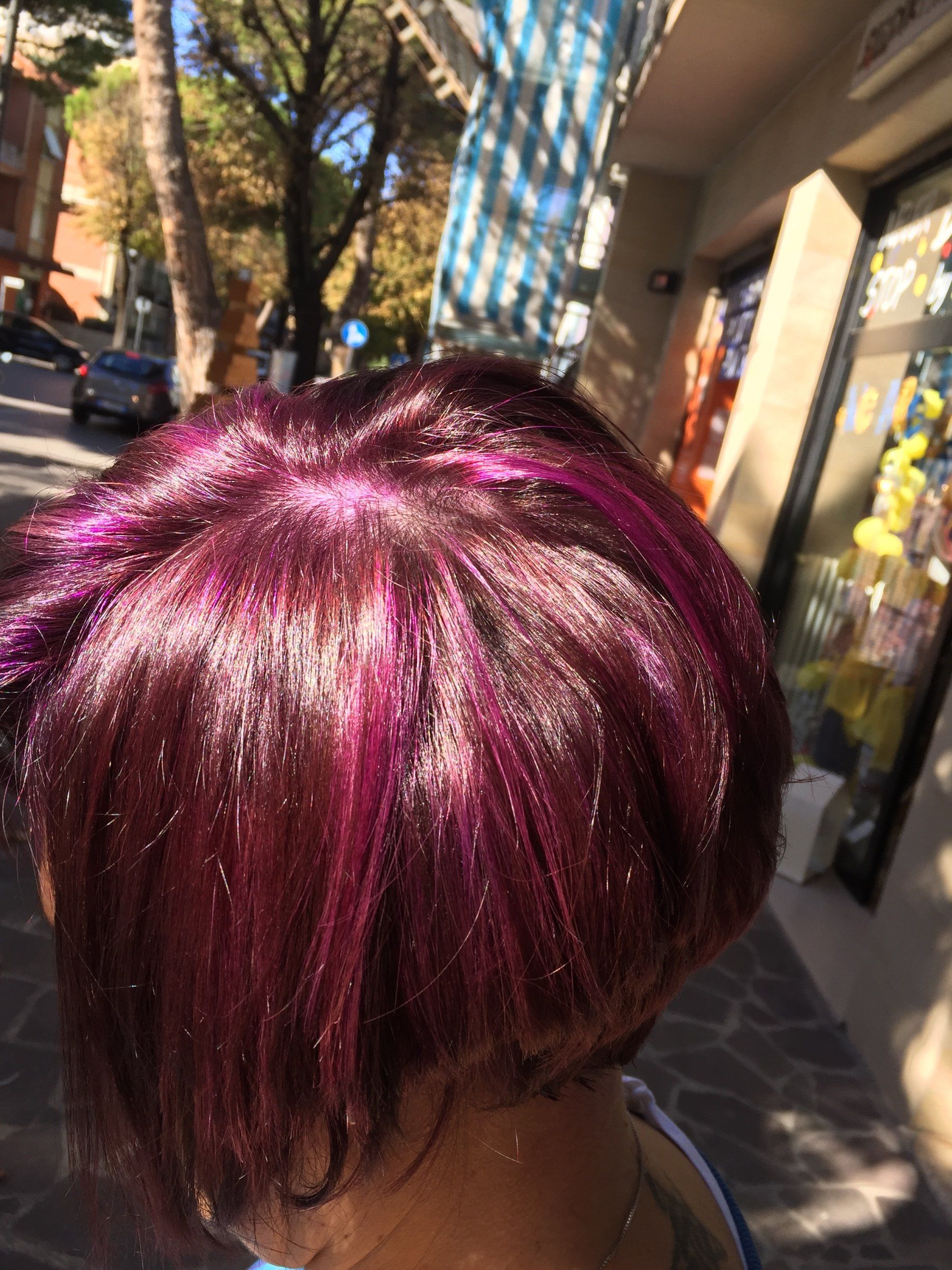 Caschetto con mèches fucsia