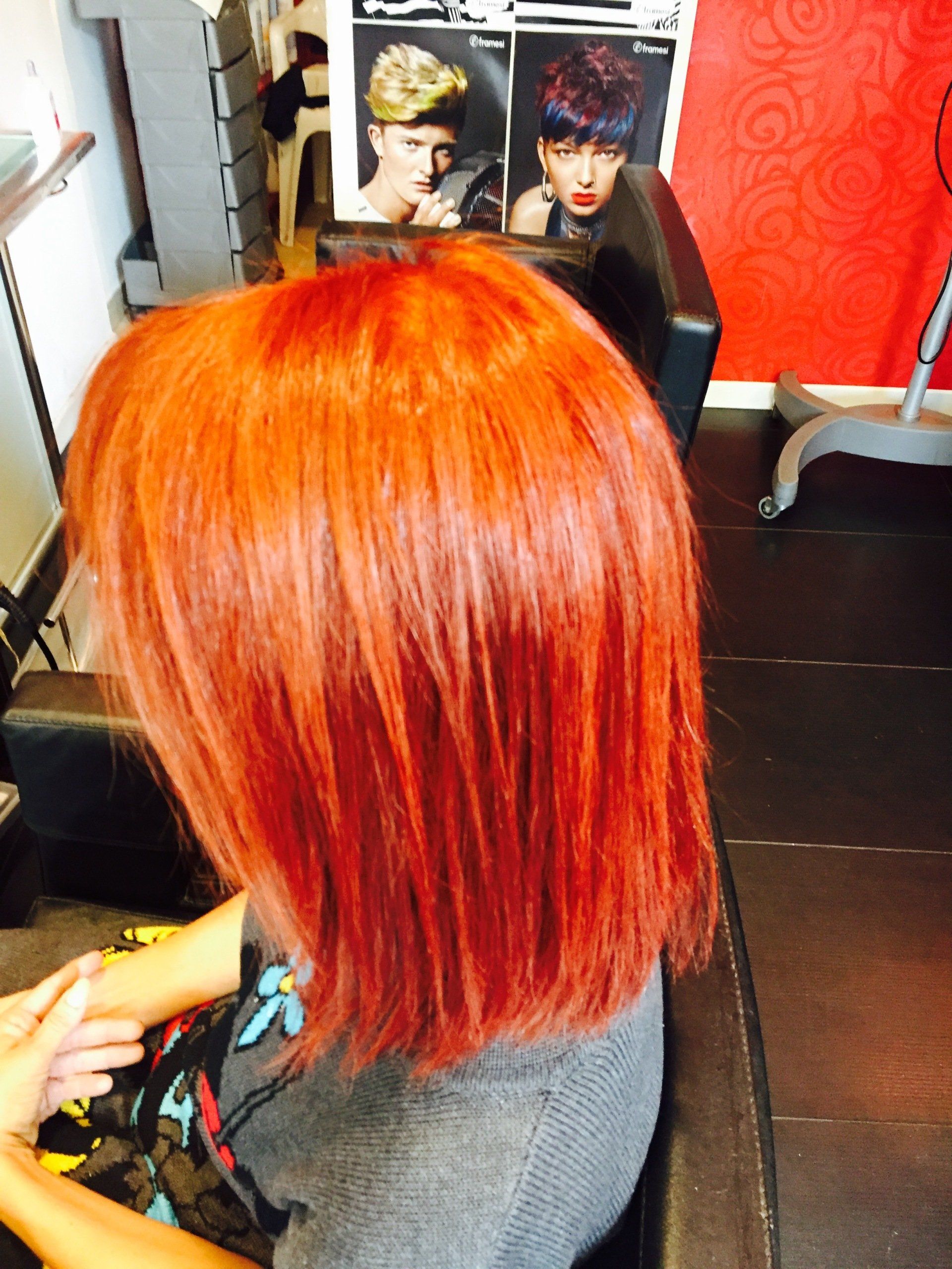 Tinta arancione su caschetto