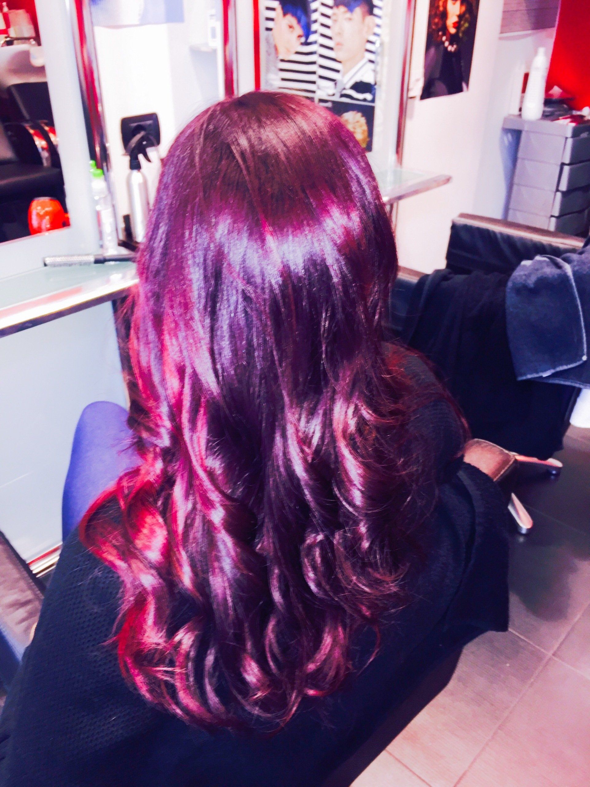 Capelli lunghi con tinta bordeaux