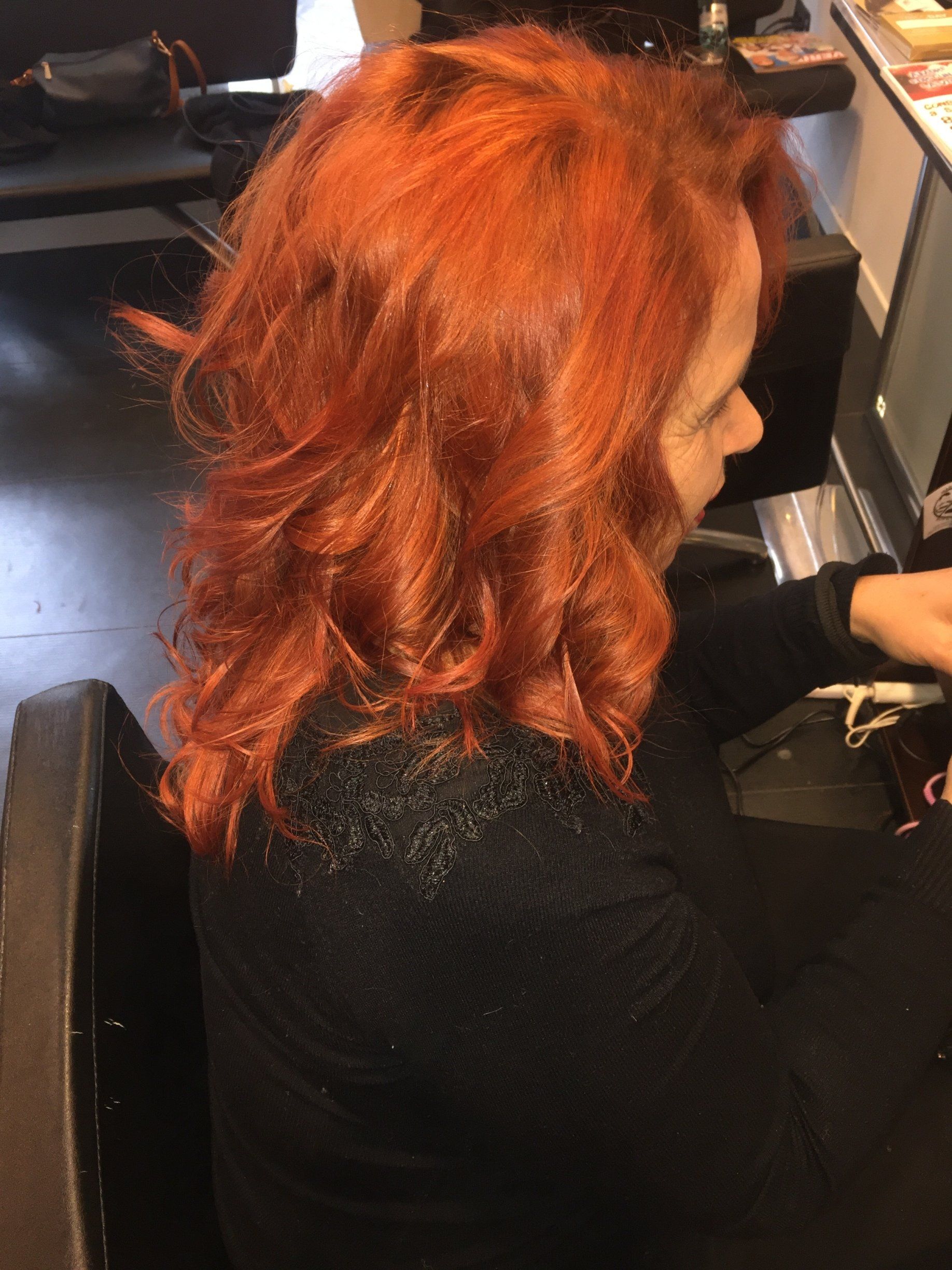 Colorazione per capelli arancio su capelli mossi