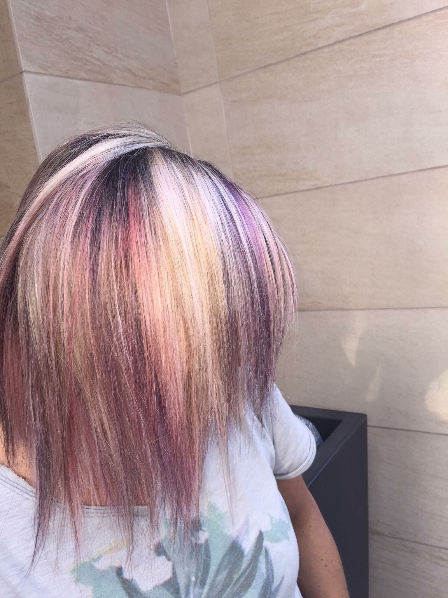 Caschetto biondo con colpi di colore