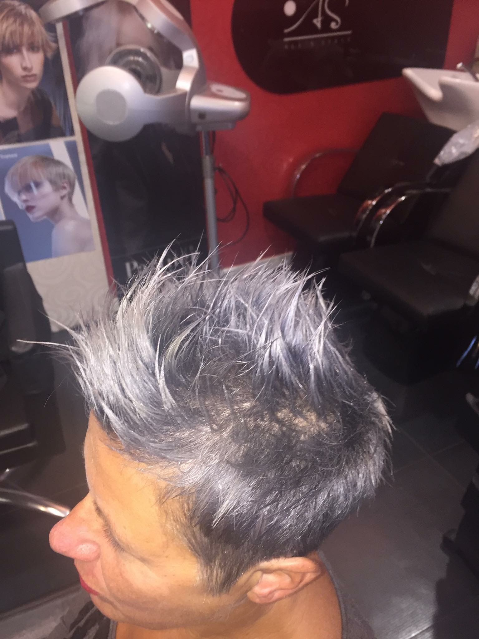 Capello corto con colorazione grigia