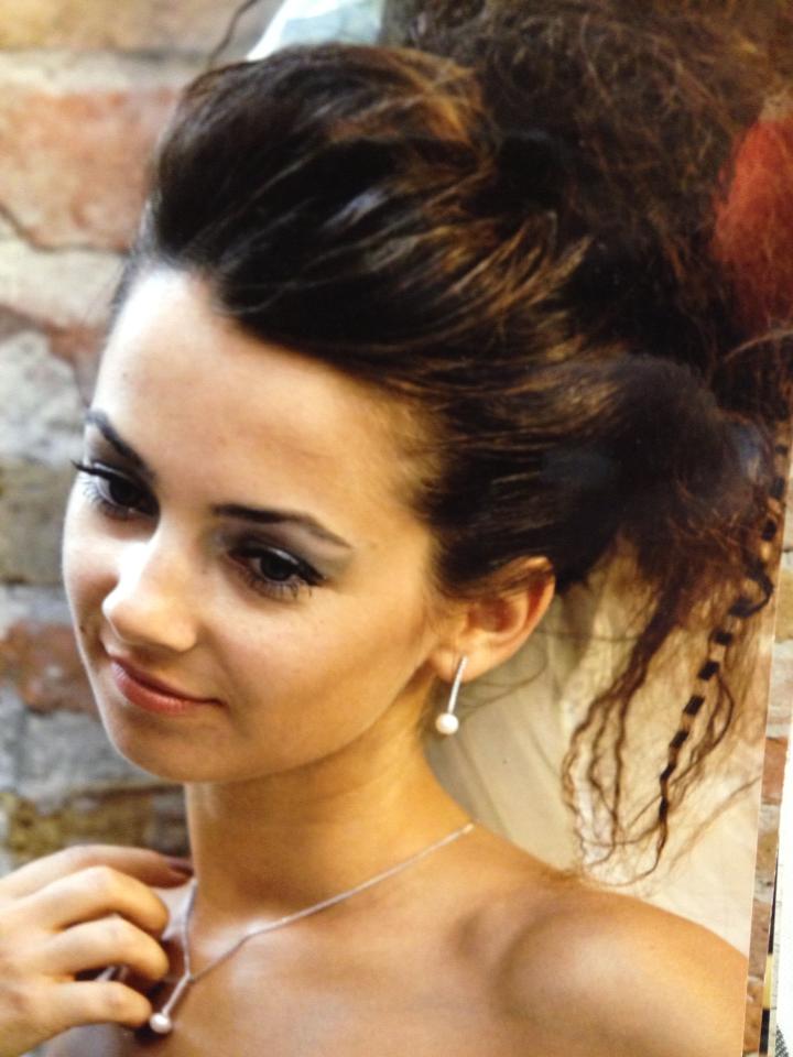 Acconciatura da sposa con capelli lunghi raccolti