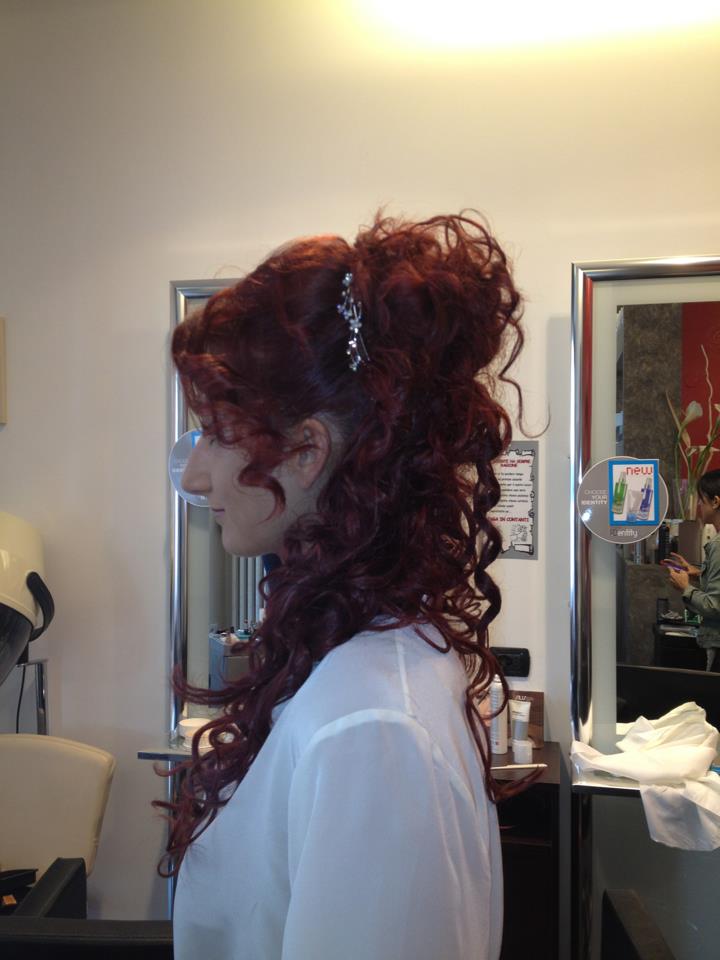 Acconciatura da sposa su capelli ricci