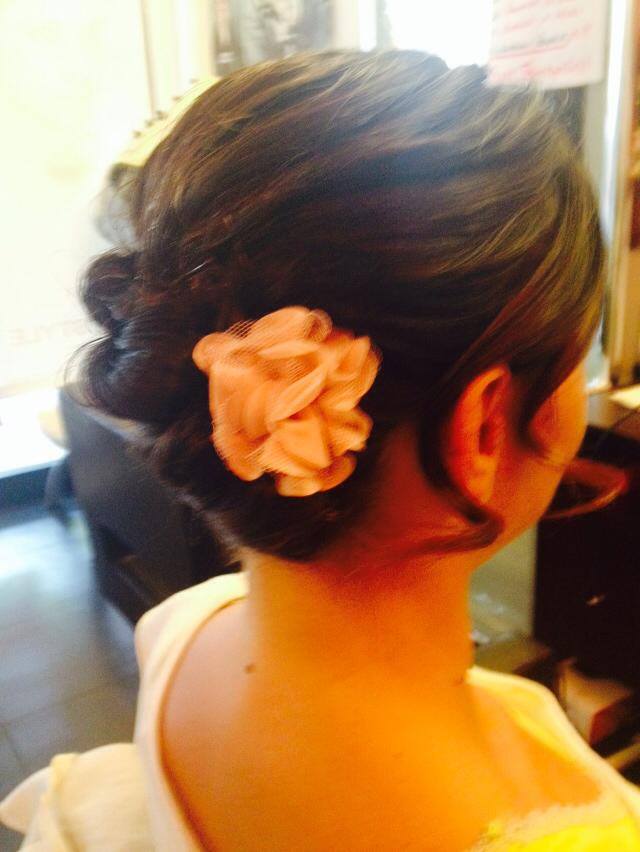 Acconciatura da sposa con fiore nei capelli