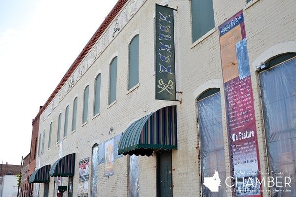 A building with awnings and a sign that says arcade