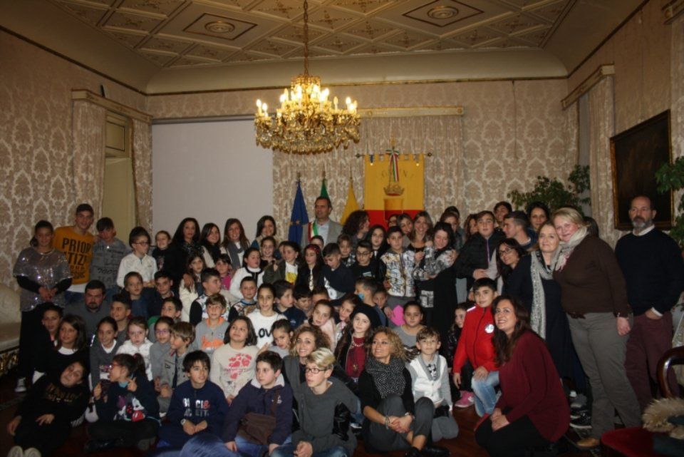 ragazzi durante l'incontro con il sindaco
