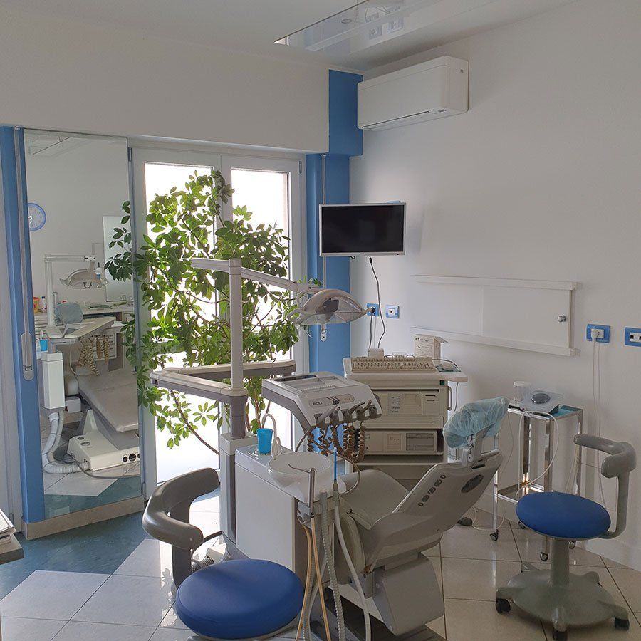 poltrona e attrezzi di odontoiatria