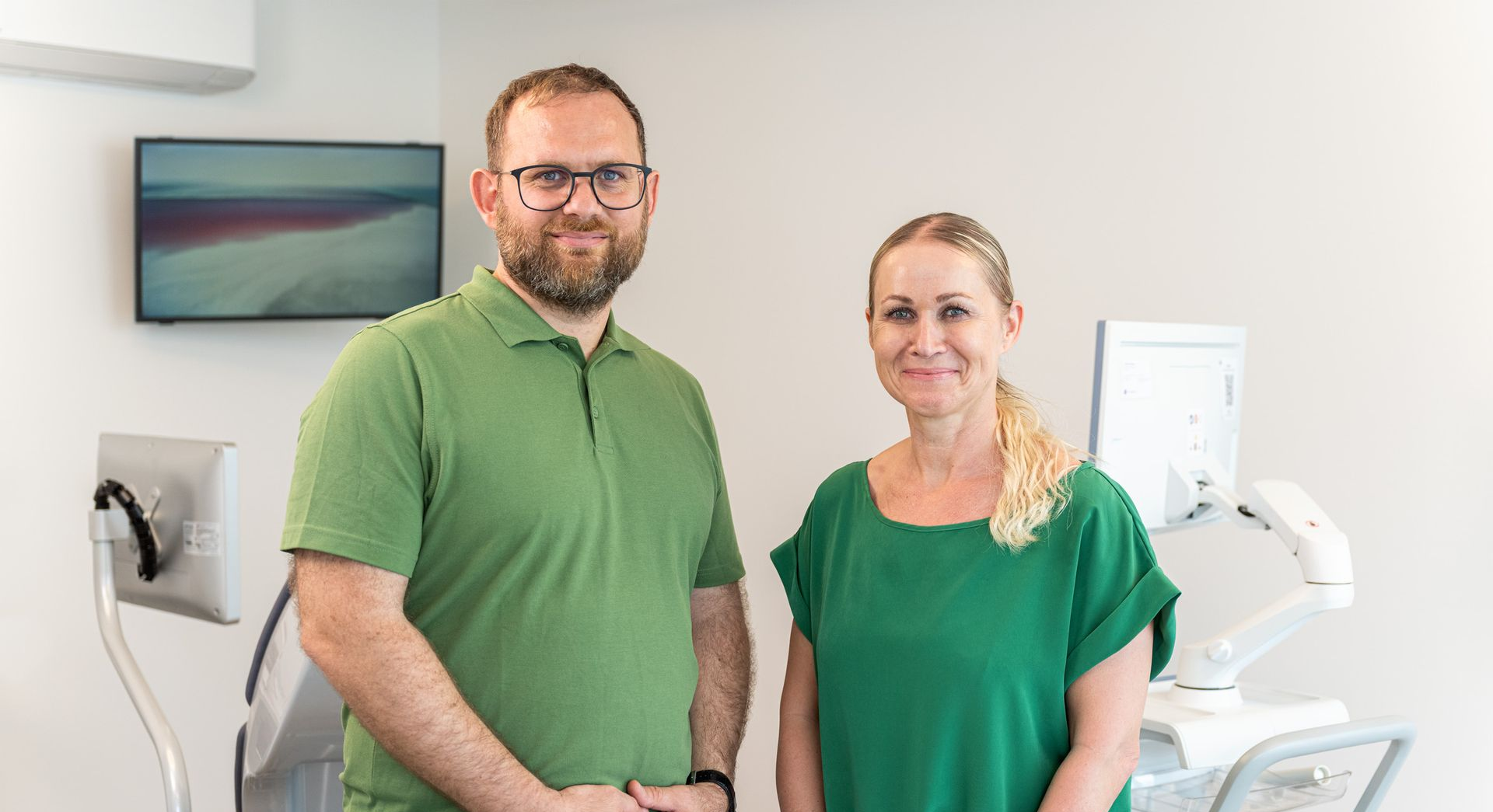 Ein Arzt und eine Patientin schauen gemeinsam auf die Ultraschalluntersuchung