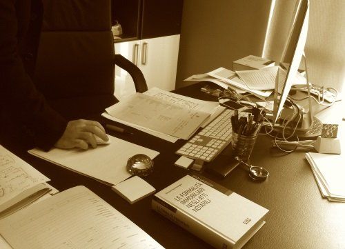 documenti e moduli sulla scrivania