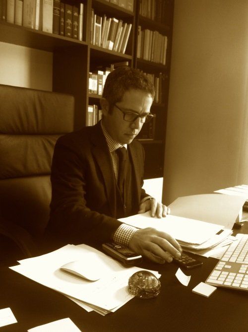 notaio con scrivania e documenti