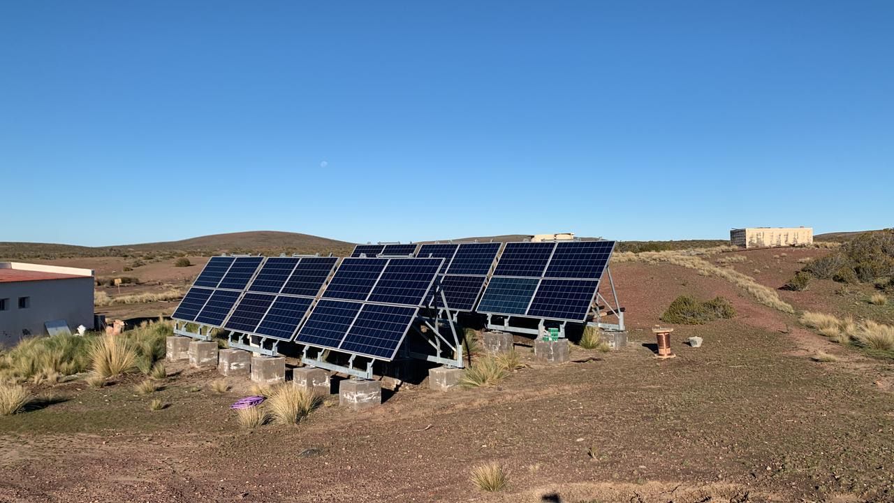 Paneles solares instalados en una ladera, generando energía limpia.
