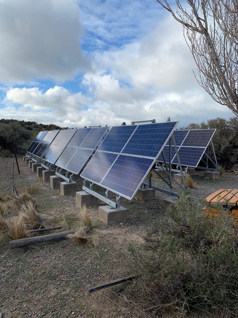 Paneles solares instalados al aire libre, orientados hacia el cielo, en un día nublado.