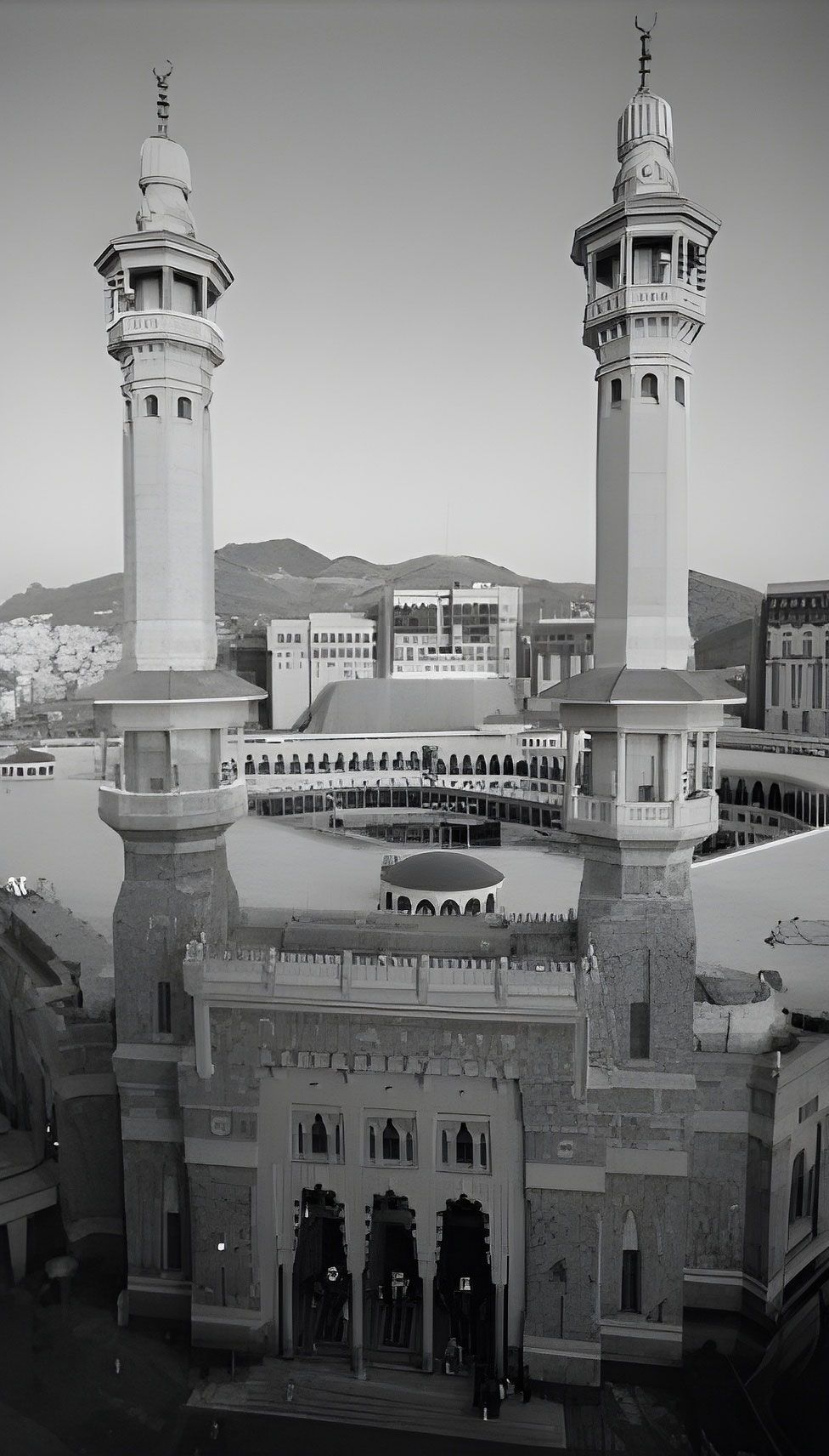 A landmark development on the western border of the Grand Mosque in Mecca, the Jabal Omar project is one of the most significant real estate initiatives in the city. It features 39 hotel towers, extensive commercial centers, and multi-functional facilities—designed to accommodate the needs of millions of visitors annually while enhancing the urban fabric of the Holy City.