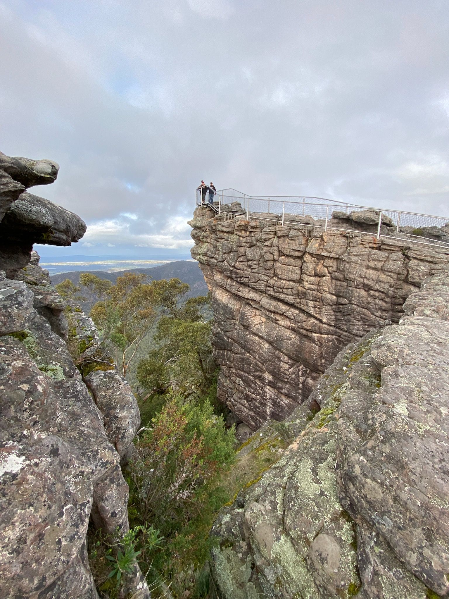 A Mesmerizing Hike to the Pinnacle Lookout in the Grampians